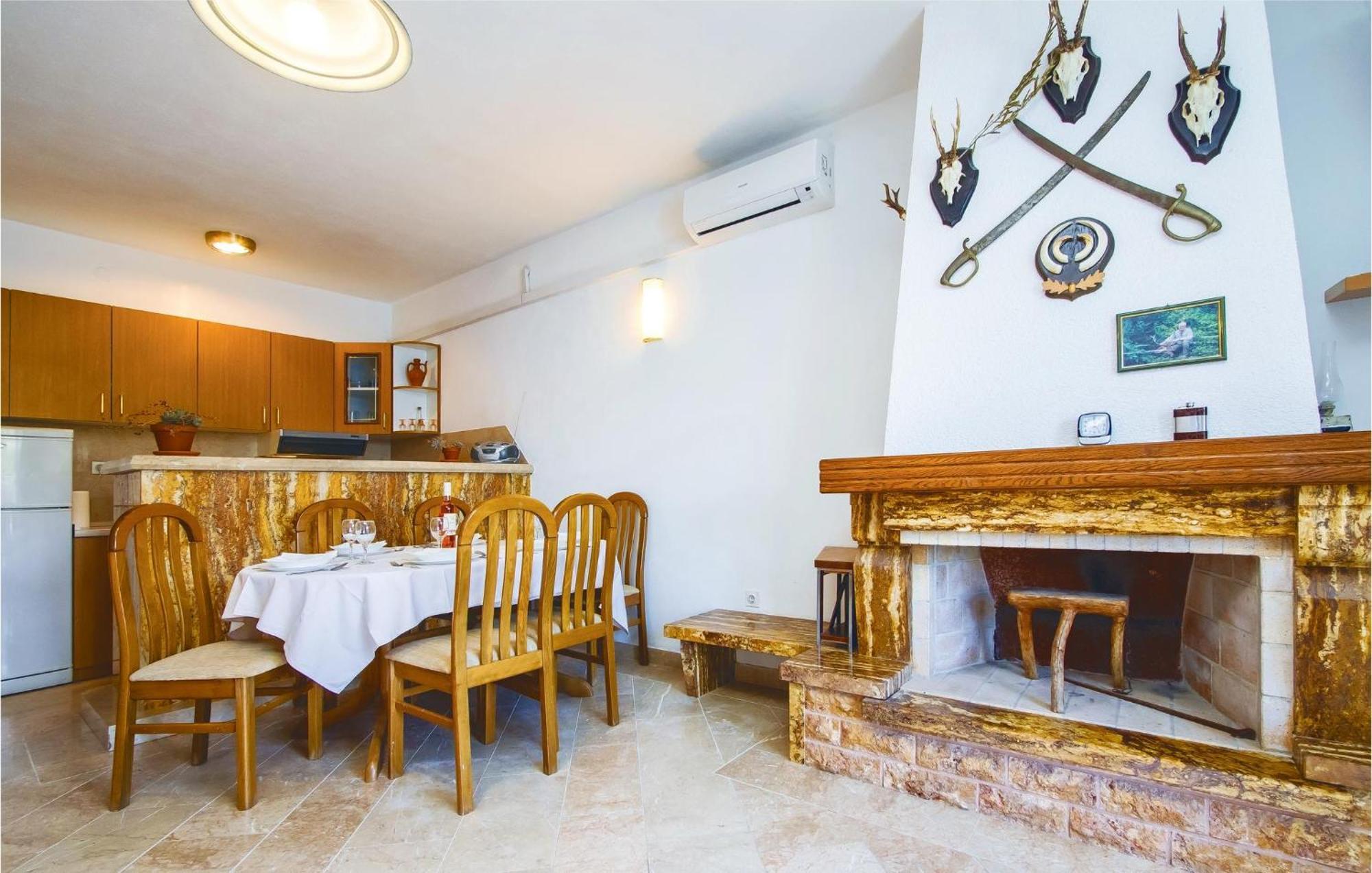 Beautiful Home In Pucisca With Wifi Ngoại thất bức ảnh