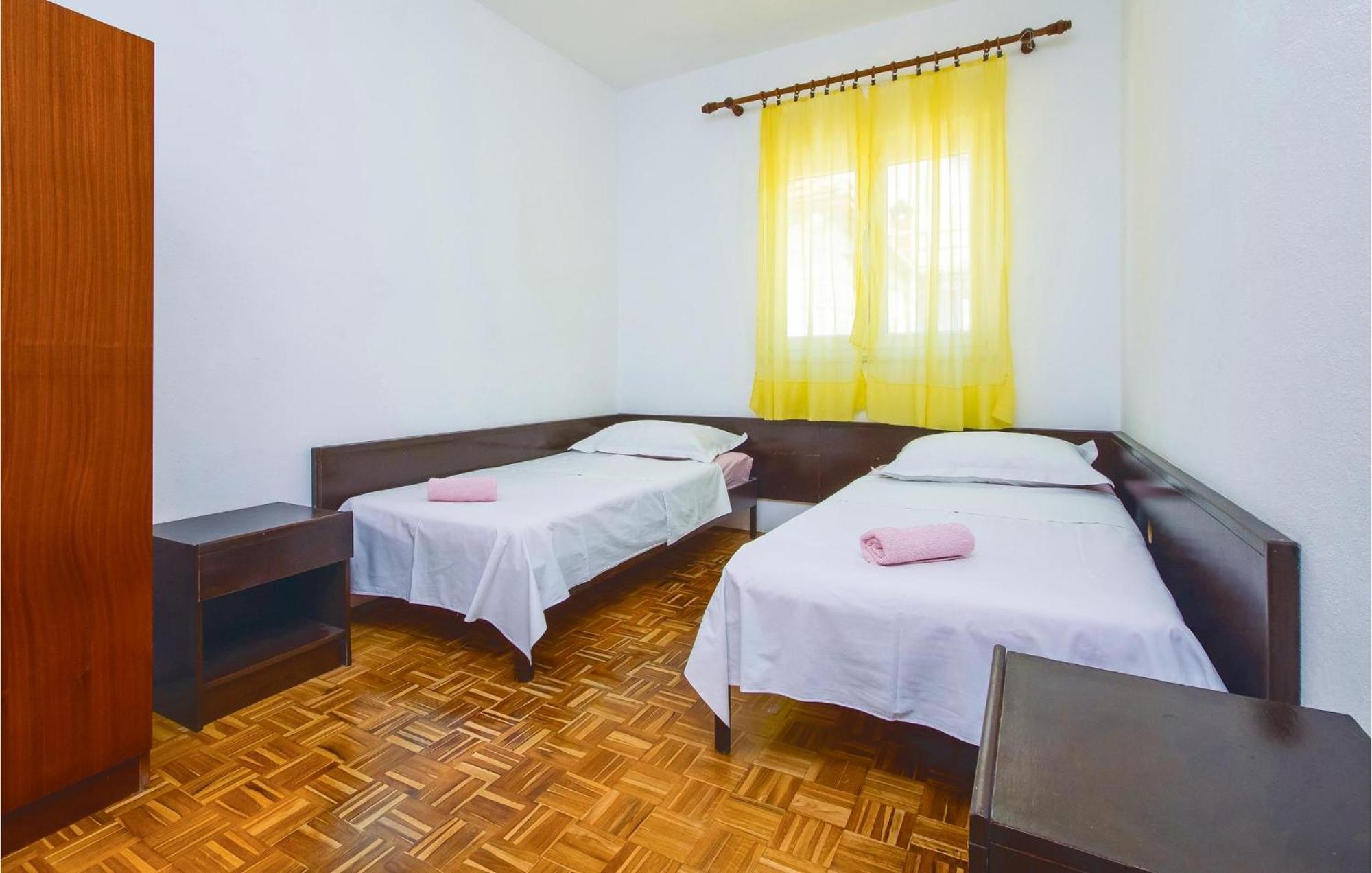 Beautiful Home In Pucisca With Wifi Ngoại thất bức ảnh